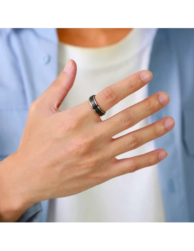 Anillo de acero de anillo plateado toda cadena negra antiestrés usado por un hombre